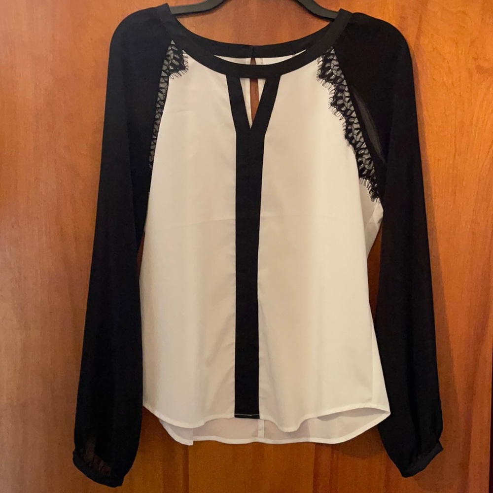 Women’s sheer long sleeved New York & Co shirt